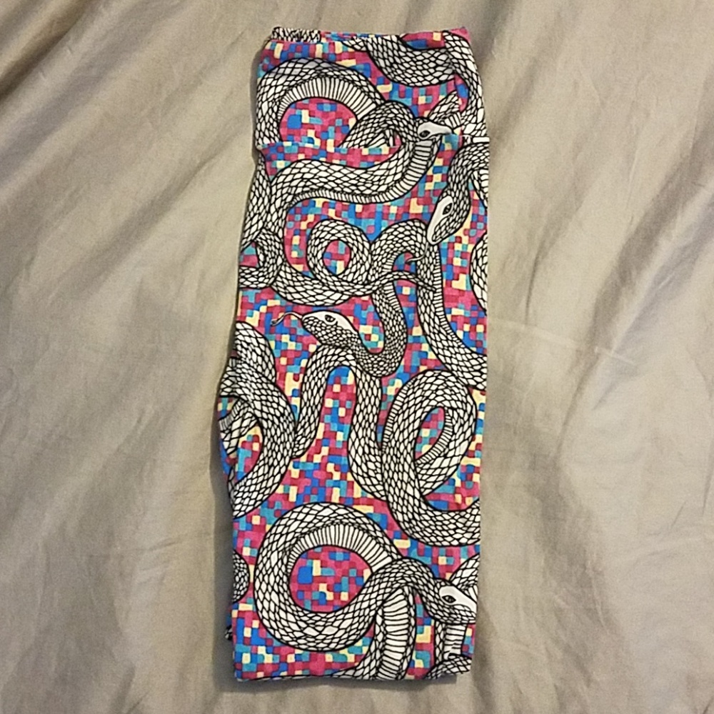 LuLaRoe OS NWT MultiColor Digi Snakes